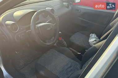 Хэтчбек Ford Fiesta 2004 в 