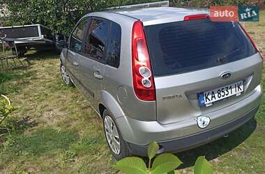 Хэтчбек Ford Fiesta 2006 в 