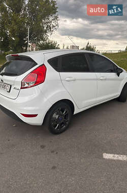 Хэтчбек Ford Fiesta 2016 в 