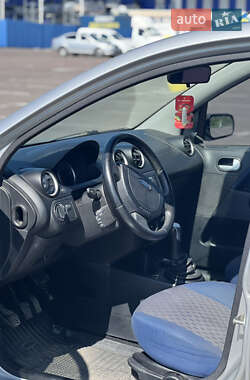Хетчбек Ford Fiesta 2004 в 