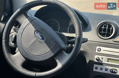 Хетчбек Ford Fiesta 2004 в 
