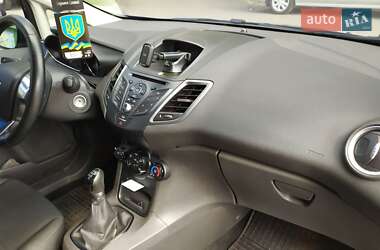 Хэтчбек Ford Fiesta 2016 в 
