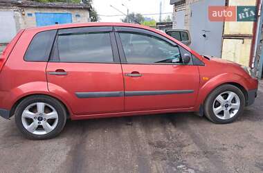 Хэтчбек Ford Fiesta 2006 в 