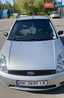 Хэтчбек Ford Fiesta 2002 в 