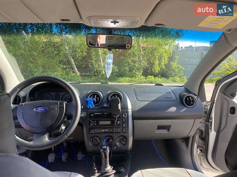 Хэтчбек Ford Fiesta 2002 в Здолбунове