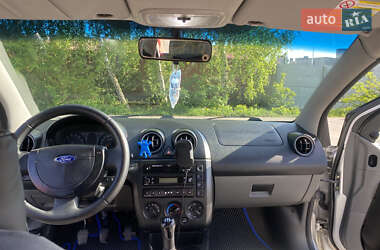 Хэтчбек Ford Fiesta 2002 в 