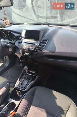 Хэтчбек Ford Fiesta 2016 в 