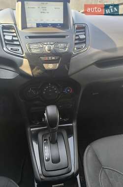 Хэтчбек Ford Fiesta 2016 в 