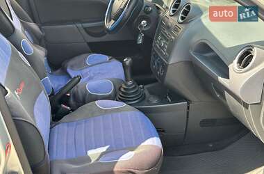 Хэтчбек Ford Fiesta 2005 в 