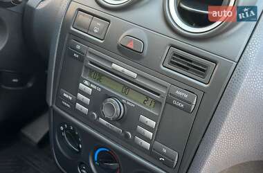 Хэтчбек Ford Fiesta 2005 в 