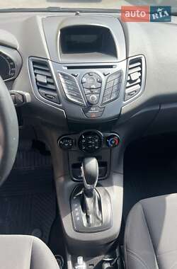 Хэтчбек Ford Fiesta 2016 в 