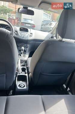 Хэтчбек Ford Fiesta 2016 в 