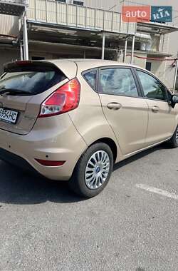 Хэтчбек Ford Fiesta 2016 в 