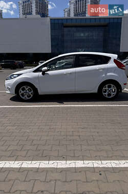 Хэтчбек Ford Fiesta 2011 в 