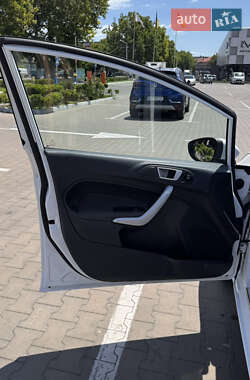 Хэтчбек Ford Fiesta 2011 в 