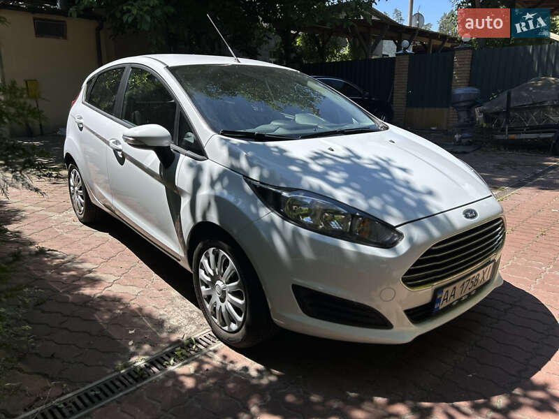 Хэтчбек Ford Fiesta 2015 в 