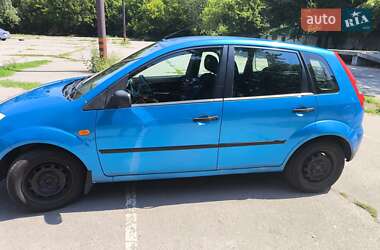 Хэтчбек Ford Fiesta 2005 в 