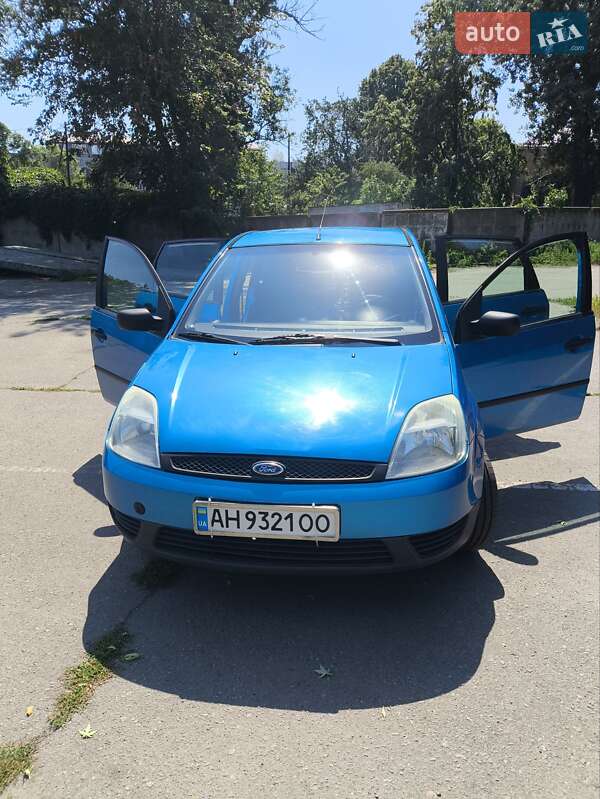 Хэтчбек Ford Fiesta 2005 в 