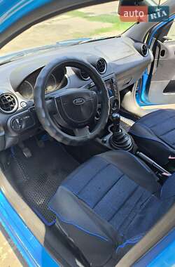 Хэтчбек Ford Fiesta 2005 в 