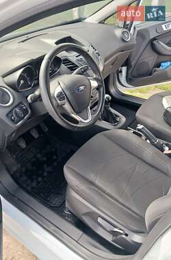 Хэтчбек Ford Fiesta 2016 в 
