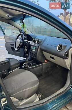 Хэтчбек Ford Fiesta 2002 в 