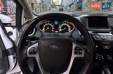 Седан Ford Fiesta 2015 в 