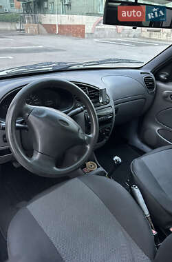 Хэтчбек Ford Fiesta 2000 в 