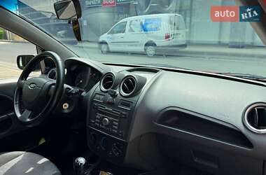 Хэтчбек Ford Fiesta 2006 в 