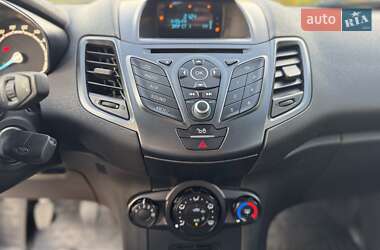 Хэтчбек Ford Fiesta 2016 в 
