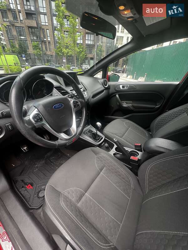 Хэтчбек Ford Fiesta 2016 в Киеве