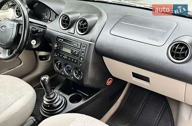 Хэтчбек Ford Fiesta 2002 в 