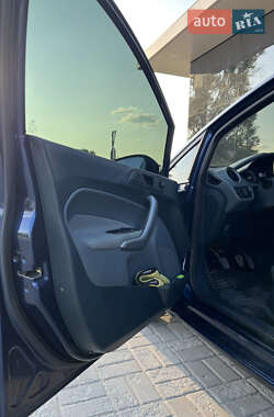 Хэтчбек Ford Fiesta 2010 в 