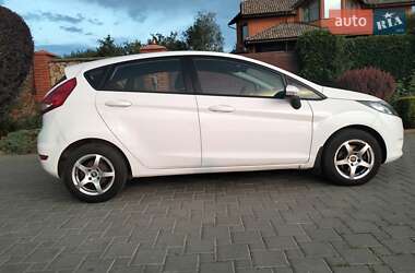 Хэтчбек Ford Fiesta 2011 в 