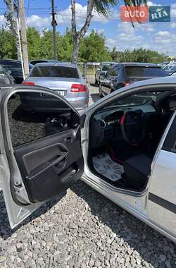Хэтчбек Ford Fiesta 2006 в 