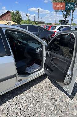 Хэтчбек Ford Fiesta 2006 в 