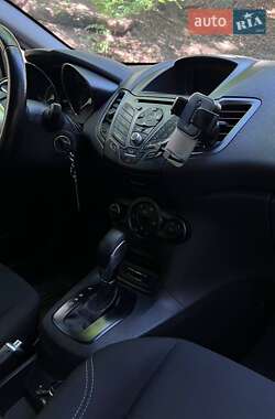 Хэтчбек Ford Fiesta 2016 в 