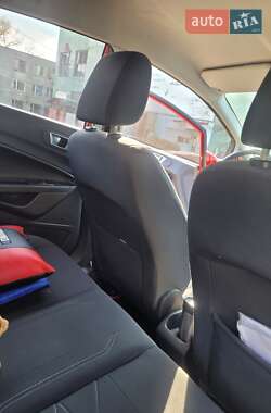 Хэтчбек Ford Fiesta 2015 в 