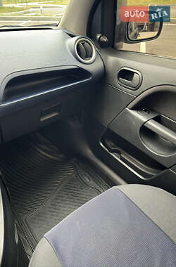 Хэтчбек Ford Fiesta 2006 в 