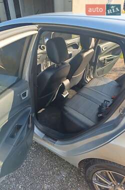 Хэтчбек Ford Fiesta 2012 в 