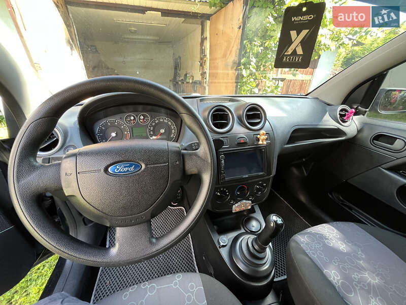 Хэтчбек Ford Fiesta 2007 в 