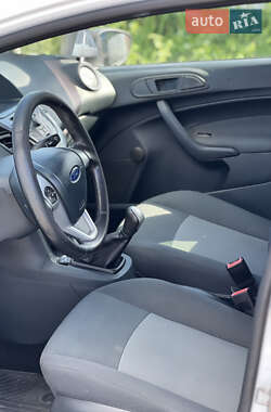 Хэтчбек Ford Fiesta 2012 в 