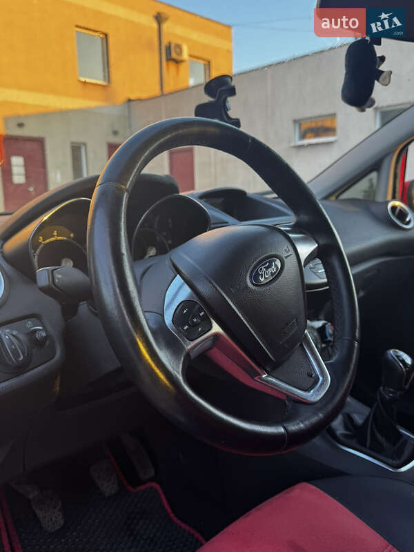 Хэтчбек Ford Fiesta 2015 в Днепре