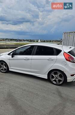 Хэтчбек Ford Fiesta 2016 в 