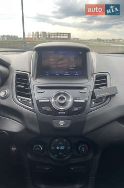 Хэтчбек Ford Fiesta 2016 в 