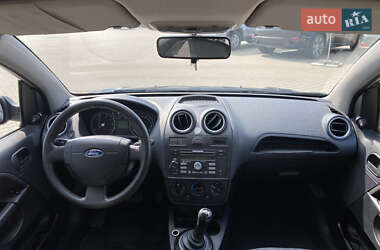 Хэтчбек Ford Fiesta 2006 в 