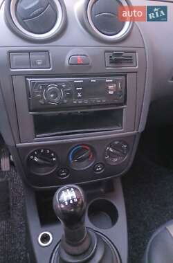 Хэтчбек Ford Fiesta 2006 в 
