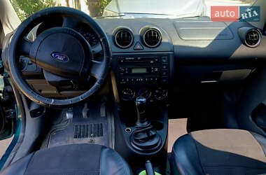 Хэтчбек Ford Fiesta 2003 в 