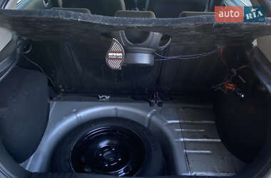 Хэтчбек Ford Fiesta 2004 в 