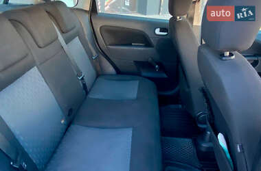Хэтчбек Ford Fiesta 2004 в 