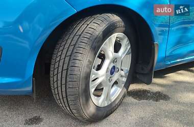 Хэтчбек Ford Fiesta 2015 в 